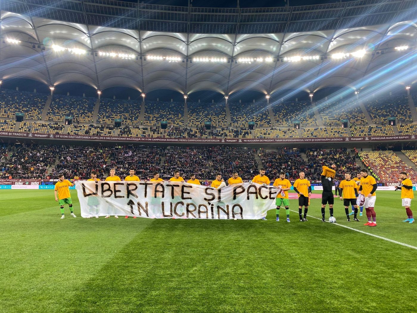 Jucătorii din Liga 1, alături de victimele din Ucraina, la derby-ul Rapid – Dinamo! Gest superb al televiziunilor | FOTO