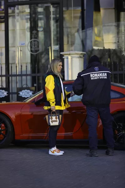 Gestul de mare campioană pe care Simona Halep l-a făcut pentru un paznic care a așteptat-o o oră în fața restaurantului! Jucătoarea e milionară în euro, dar nu a uitat de oamenii simpli ai României | FOTO