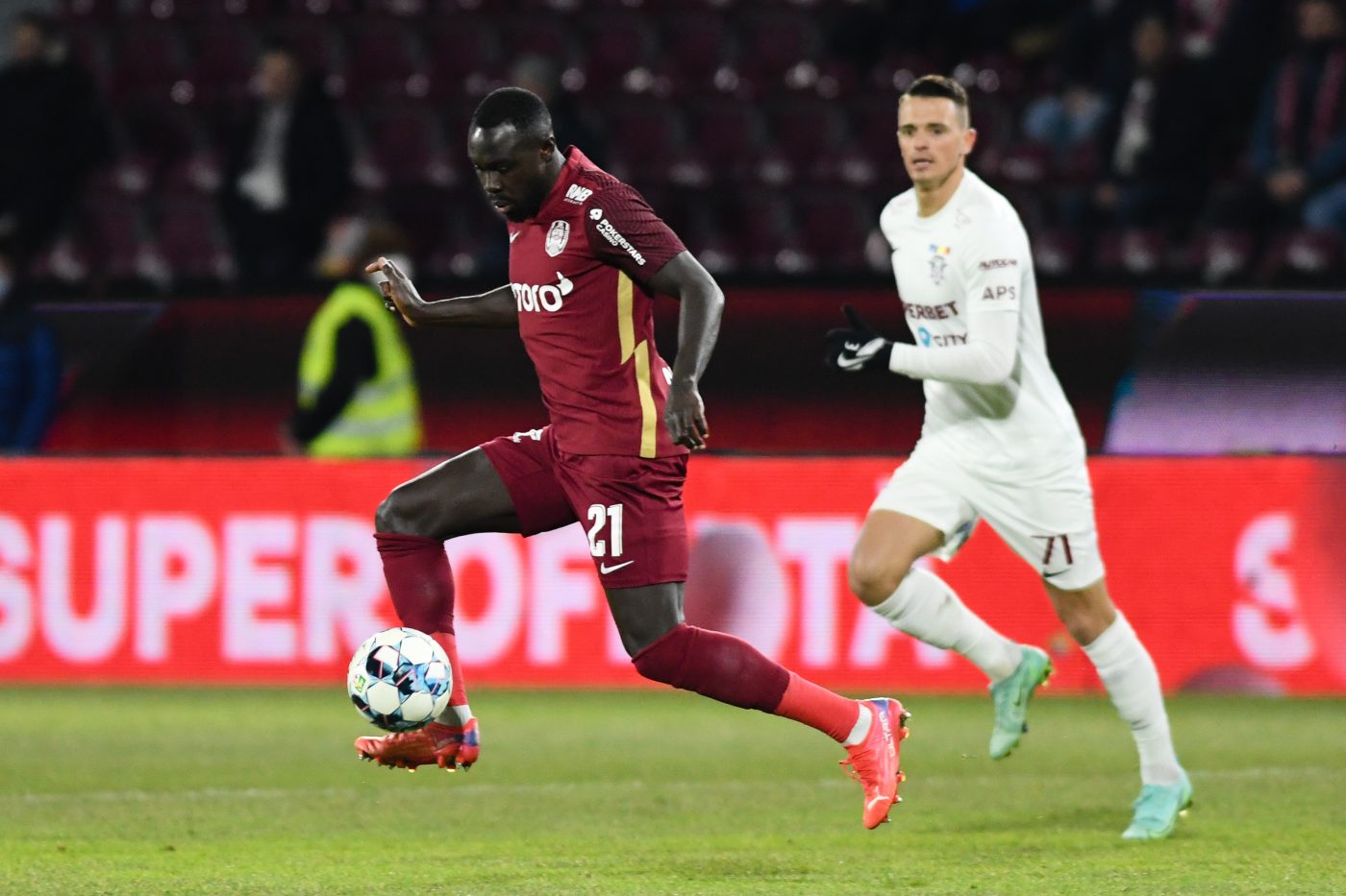 „Dreptul de a visa”. Jucătorul CFR-ului, crescut de Manchester City: „Acolo mi-au dat încredere și posibilitatea să gândesc că pot reuși, dacă muncesc din greu. O experiență de viață pe care o voi purta cu mine” | EXCLUSIV