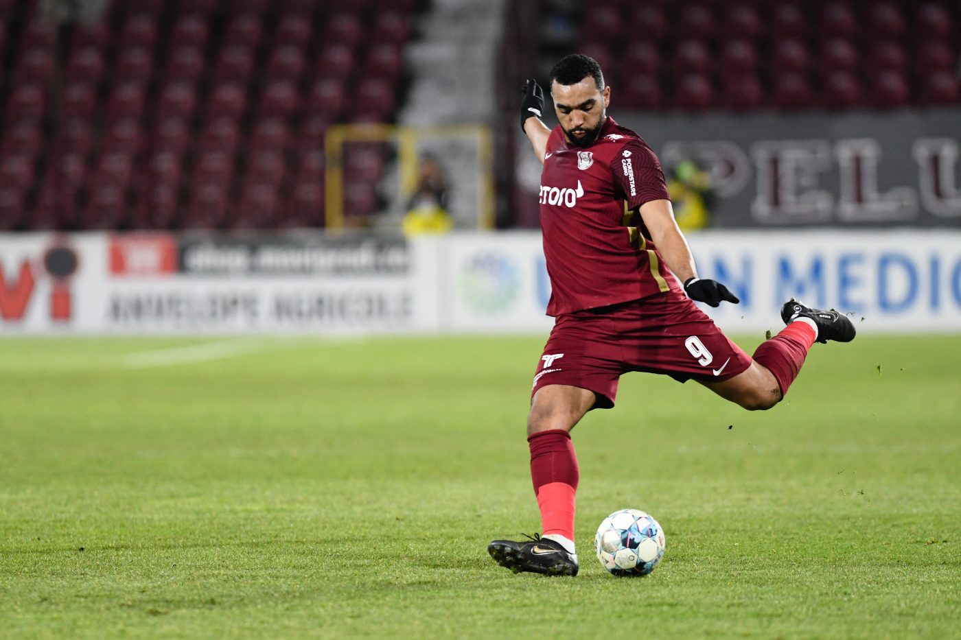 CFR Cluj a reacționat după ce Gigi Becali a transmis că-l poate transfera oricând pe Billel Omrani. „Zilele următoare o să avem o discuție finală!”