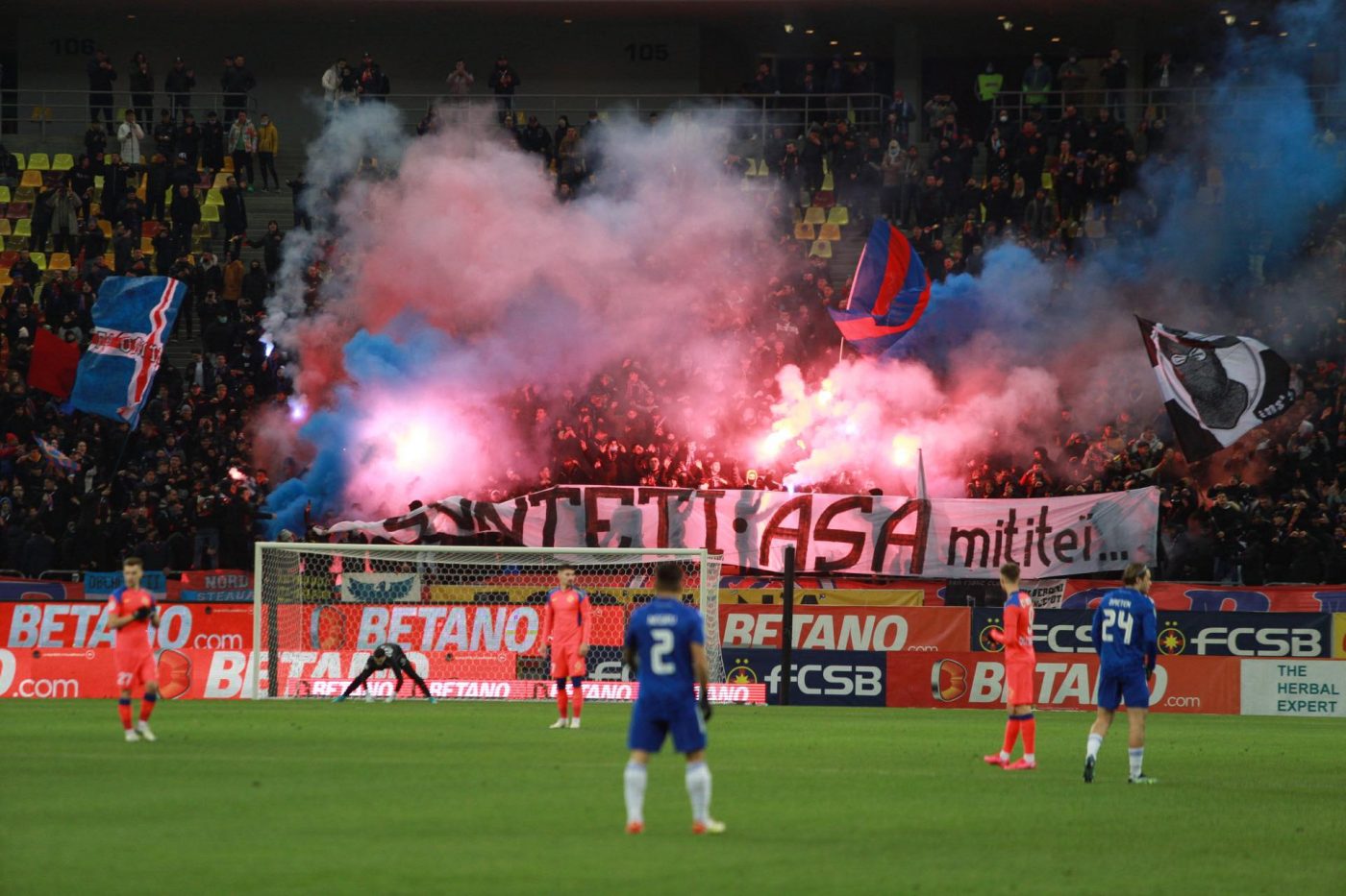 Ce atmosferă de derby pe Arena Națională, la FCSB – FC U Craiova! Roș-albaștrii, „ofensivi” la adresa rivalilor din Bănie: „Sunteți așa mititei…” | FOTO