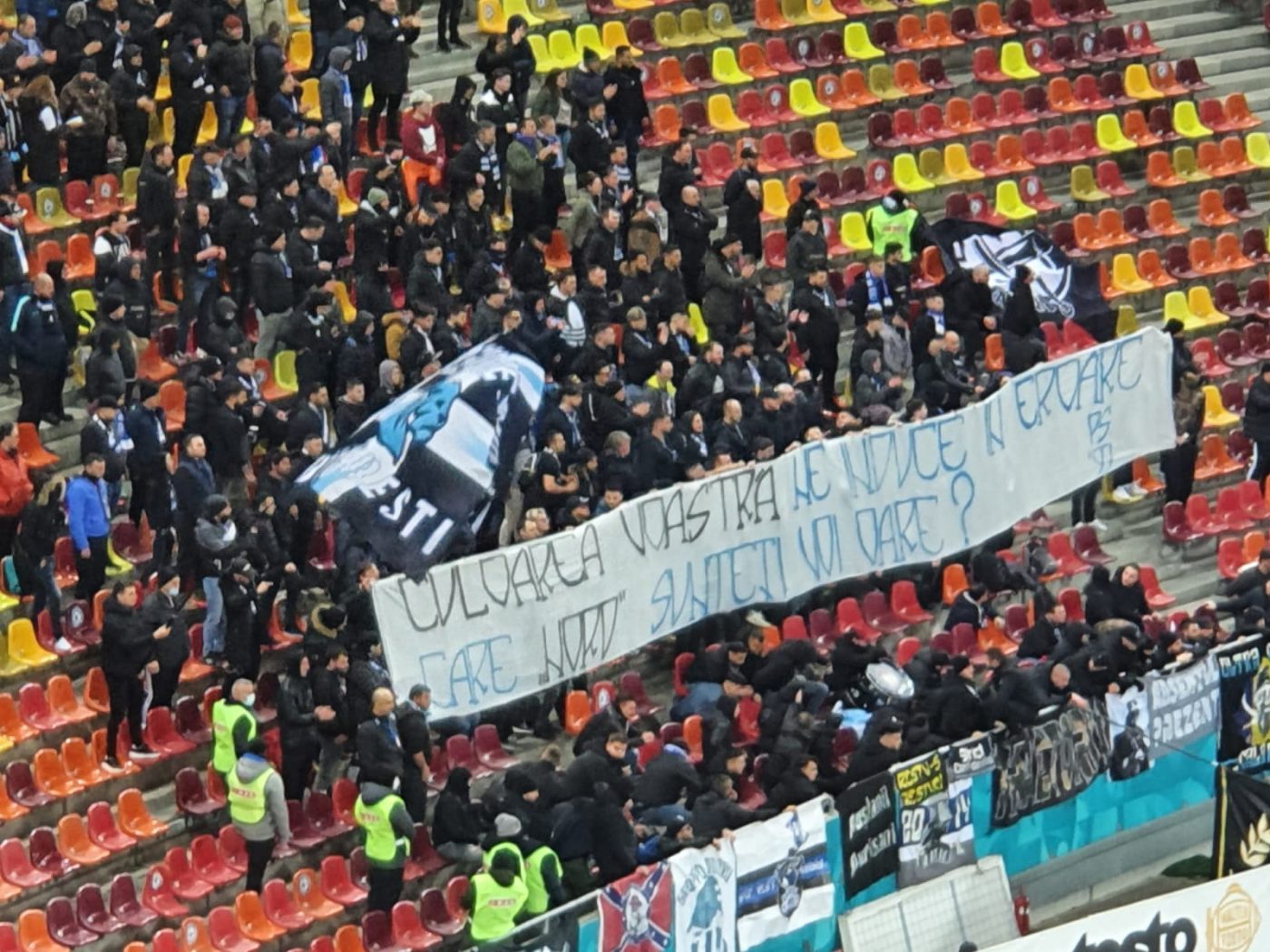 Ce nu s-a văzut la TV! Show în peluze și mesaje inedite din partea galeriilor lui FCSB și FC U Craiova! Ce au putut scrie | FOTO