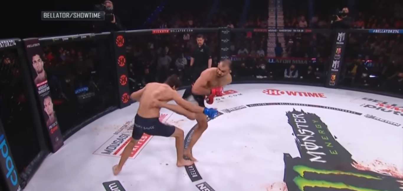 L-a spulberat cu un K.O. horror în meciul de MMA: i-a rupt dintr-un picior 5 coaste și i-a perforat plămânul! Victima a fost operată de urgență | VIDEO