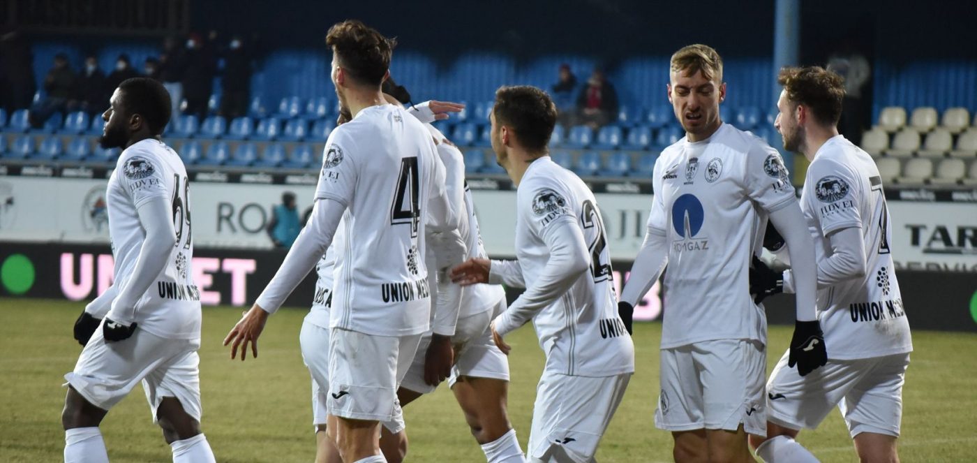 Drama de a fi fotbalist la Gaz Metan: „Jucători la 27 – 28 de ani plâng ca niște copii. Pe unul îl lasă soția. Alții amenință că aduc copiii la club” | EXCLUSIV