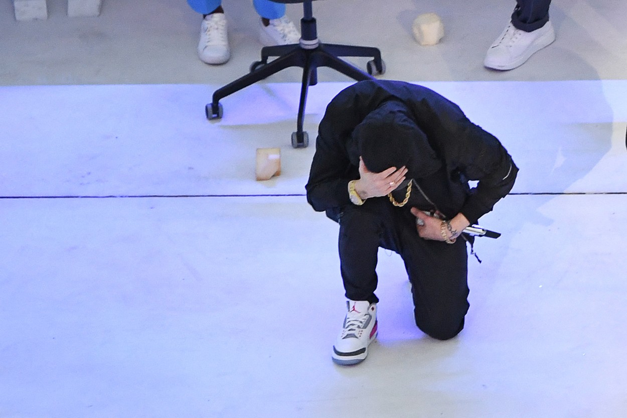 Eminem, gest controversat în fața a miliarde de oameni! Ce a făcut cântărețul la finala Super Bowl, deși organizatorii îi interziseseră total acest lucru și cum au reacționat fanii superstarului