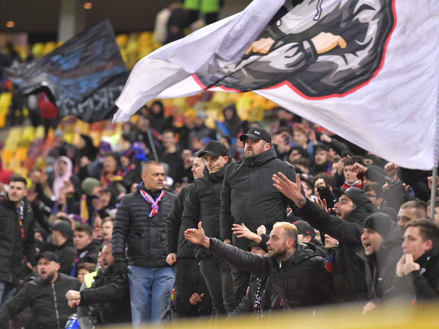 Peluza Nord de la FCSB continuă războiul cu Gigi Becali. „Greșești, «stăpâne»! Tu nu faci parte din familia noastră! Te urâm din tot sufletul pentru răul pe care îl faci clubului nostru!”