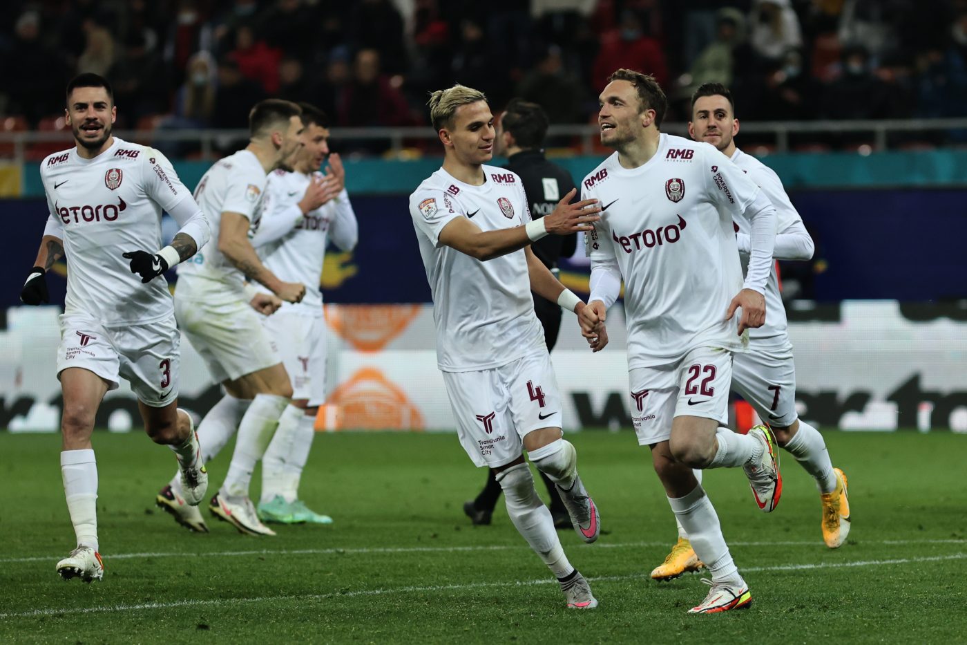 Cum va fi privit acest fotbalist al lui Dan Petrescu în vestiarul campioanei? El e singurul cu salariul la zi: a notificat clubul CFR Cluj pentru suma de 100.000 de euro și și-a luat toți banii!