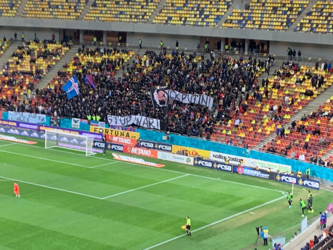 Galeria FCSB-ului l-a pus la zid pe Vladimir Putin! Mesajul ultrașilor la meciul cu Farul, după ce a început războiul din Ucraina: „Stop war!”