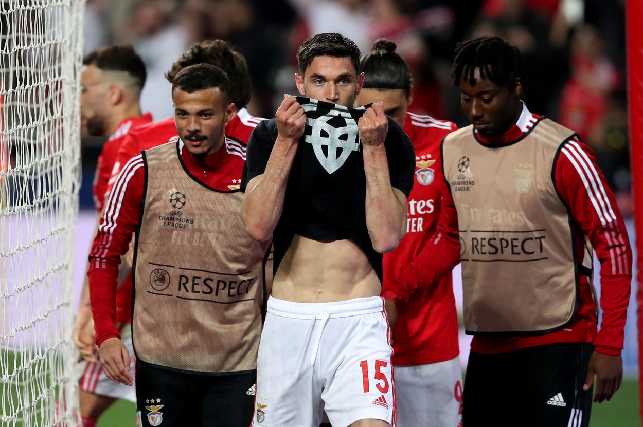 Gestul unui fotbalist ucrainean, în Liga Campionilor, a emoționat o lume întreagă, dar arbitrul i-a dat cartonaș galben! Ce a făcut Roman Yaremchuk imediat după ce a marcat în Benfica – Ajax Amsterdam 2-2