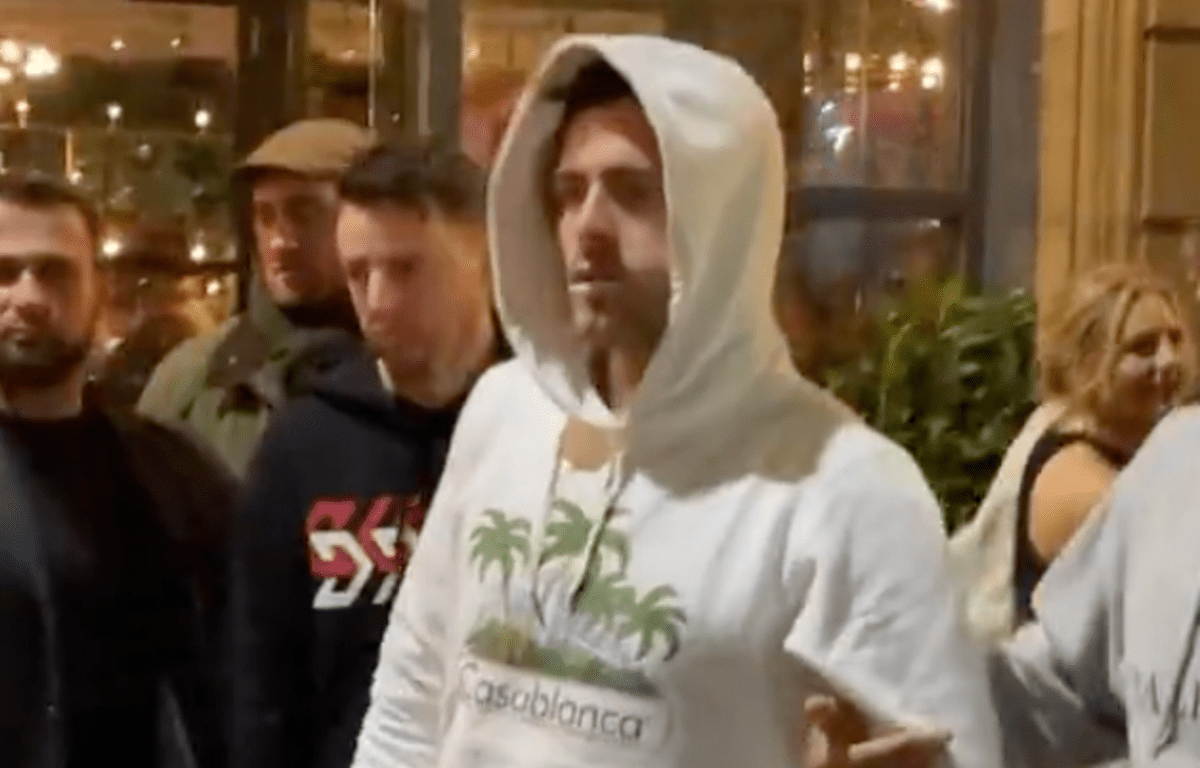 Jack Grealish, rupt de beat! Starul lui Manchester City, ținut de braț să nu cadă, n-a fost lăsat să intre în club | VIDEO