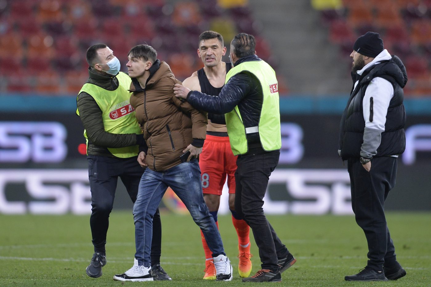 Momente tensionate pe Arena Națională! Un fan a pătruns pe gazon și s-a dus țintă spre doi fotbaliști de la FCSB | FOTO