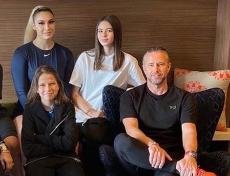 Pe ce a cheltuit Laurențiu Reghecampf bonusul de primăvară europeană de la FCSB. „Stau și mă uit și nu-mi vine să cred! Pentru Sarah și Rebecca sunt sute de mii de euro dați în ultimii 3 ani”