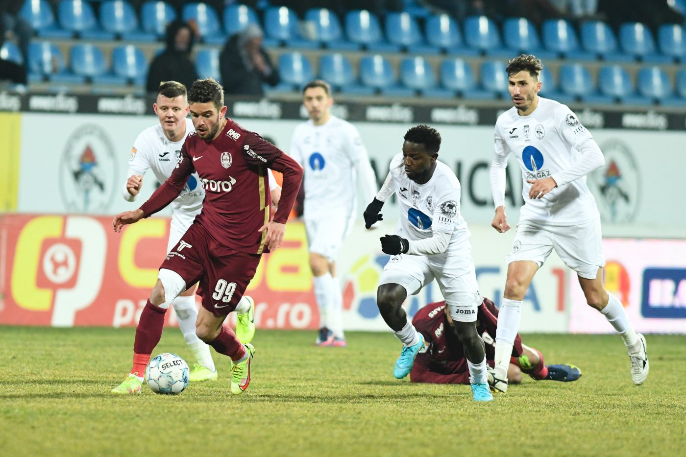 Propunerea care îi poate scăpa pe fotbaliștii din Liga 1 de probleme financiare. „Totul stă la mâna președintelui FRF. Cluburile nu vor mai gestiona banii după bunul plac!” | VIDEO EXCLUSIV ProSport LIVE