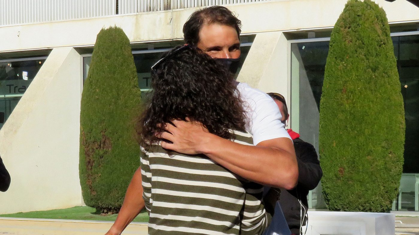 Rafael Nadal a ajuns acasă cu trofeul de la Australian Open și a oferit imaginea zilei! Soția spaniolului, reacție emoționantă atunci când l-a văzut pe Rafa în aeroport | FOTO