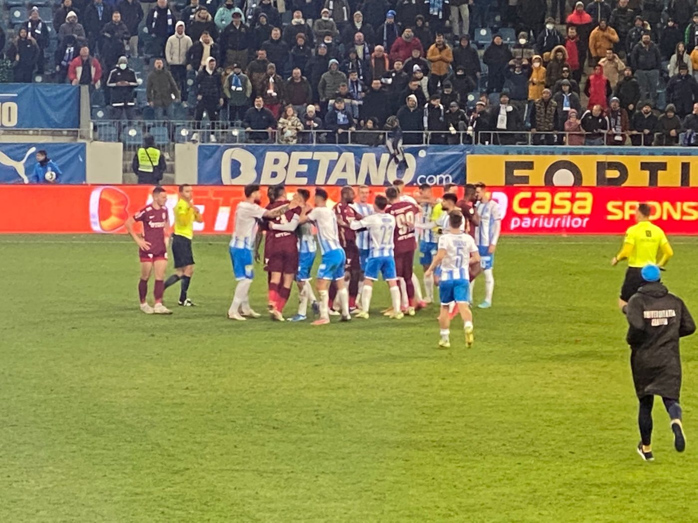 Scandal general după ce Cristi Bălgrădean a fost eliminat de Ovidiu Hațegan pentru injurii! Fotbaliștii s-au îmbrâncit, iar Andrei Burcă a vrut să îl lovească pe Jovan Markovic!