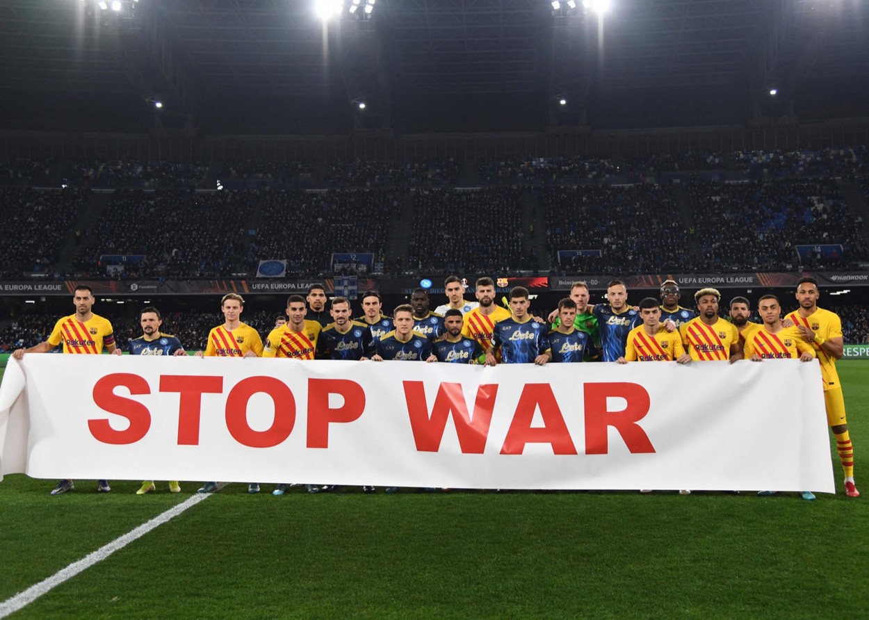 UEFA a ignorat mesajul anti-război din Europa League! Mesajul cenzurat care a fost afișat de jucători la super meciul Napoli – Barcelona | FOTO