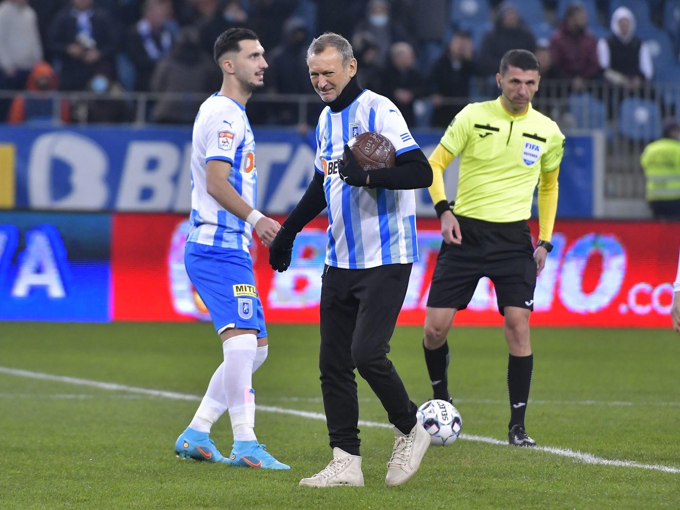 Gică Craioveanu îl distruge pe Ivaylo Petev pentru deciziile din umilința cu FCSB: „Nu ai cum să joci așa cu frică!”. Fotbaliștii Universității Craiova, făcuți praf pentru lipsa de atitudine: „Ne umilesc! Pe vremea mea, Cristescu dădea șapte pumni în ficați când jucam cu Steaua și Dinamo”. EXCLUSIV