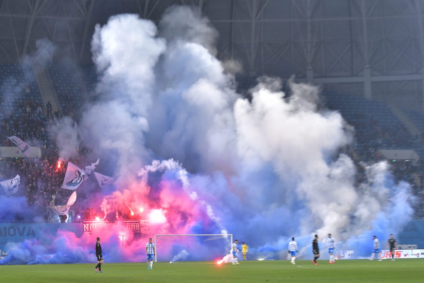 Fanii, criticați aspru după ce au folosit torțe și artificii și au întrerupt meciul dintre Universitatea și FC U Craiova: „Sunt contra total, cred că sunt suficiente steagurile și vuvuzelele! S-a schimbat fotbalul” | VIDEO EXCLUSIV ProSport Live