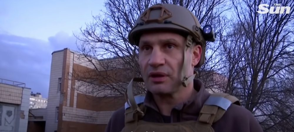 Vitali Klitschko, în mijlocul bombardamentelor din Ucraina! Imagini cu fostul campion mondial la box în uniformă militară. „Plecați acasă, nu aveți nimic de găsit aici!” | VIDEO