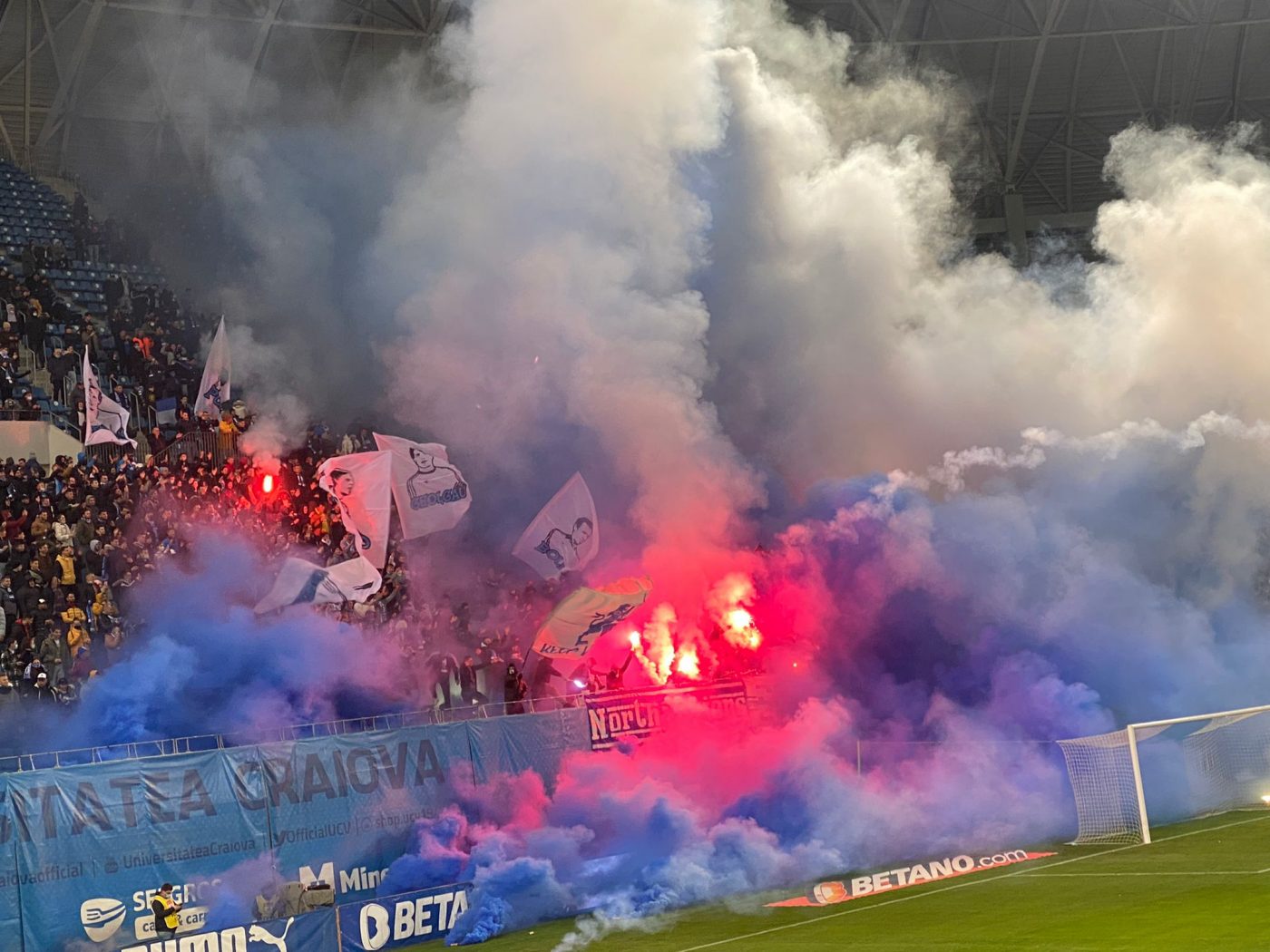 Numai oltenii puteau face așa ceva! Artificii în interiorul Stadionului „Ion Oblemenco” la meciul dintre Universitatea Craiova și FC U Craiova, care a fost întrerupt | FOTO & VIDEO