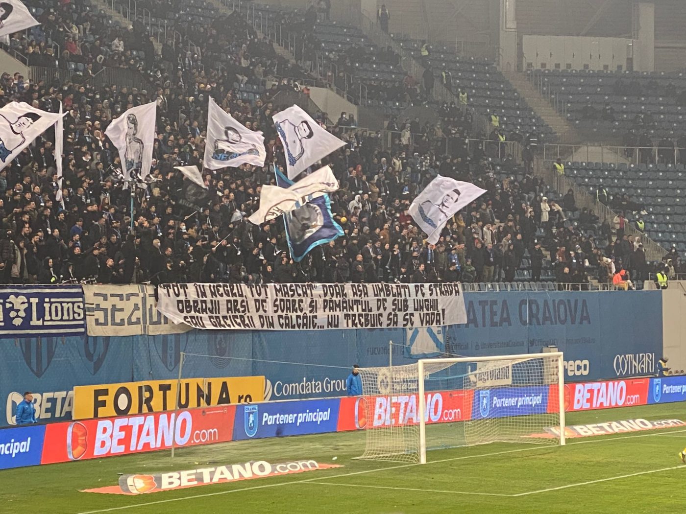 Suporterii olteni s-au războit în bannere la meciul dintre Universitatea Craiova și FC U Craiova: „Familia Mititelu vă plătește să-i cântați!” / „Peluza Nord: un adevărat program social!” | FOTO