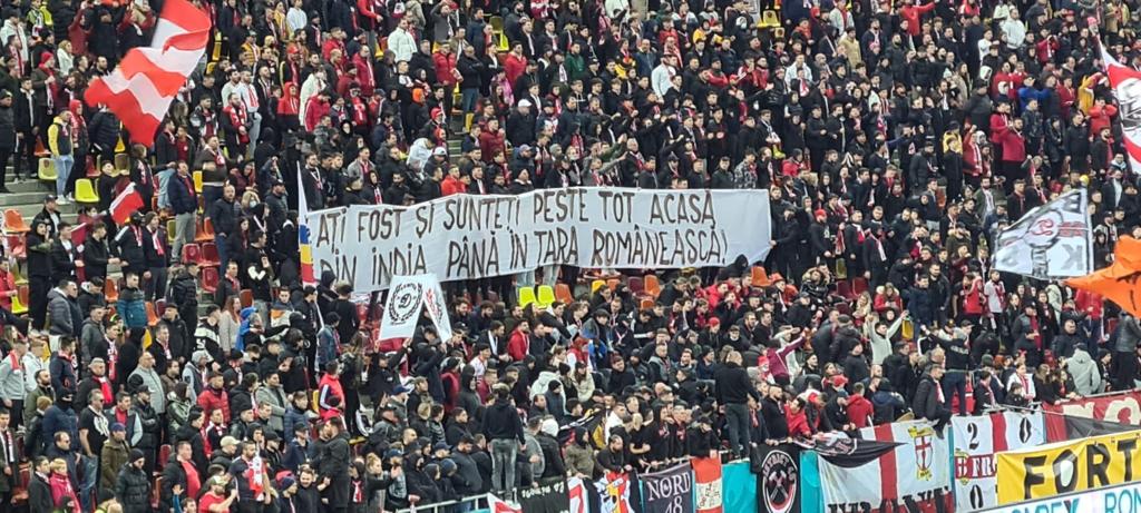 Războiul mesajelor în tribunele Arenei Naționale la derby-ul Rapid – Dinamo! „Câinii” au ripostat dur la scenografia giuleștenilor: „Când doctorul vă recomandă fier / Goliți orice șantier” FOTO