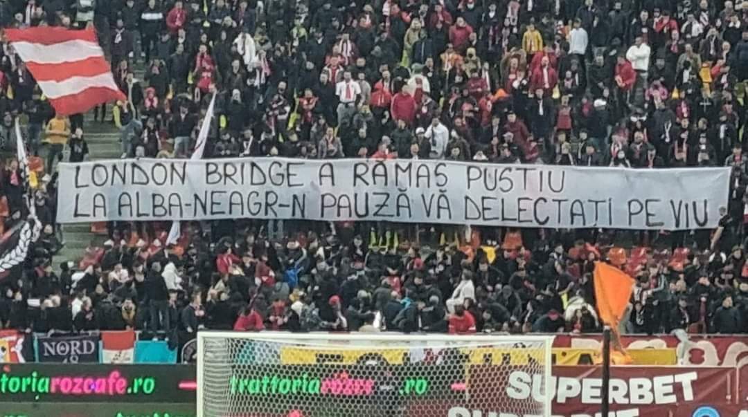 Gafa suporterilor dinamoviști din meciul cu Rapid! Au vrut să-și ironizeze rivalii, dar au comis-o: ce mesaj greșit au scris