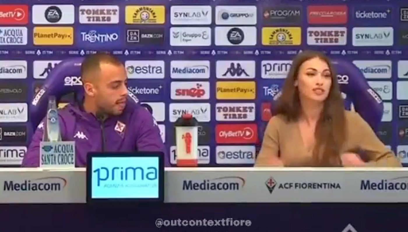 Fotbalistul Fiorentinei, fascinat de ofițerul de presă Rossella Petrillo! A sorbit-o din priviri, iar imaginile fac înconjurul lumii | VIDEO