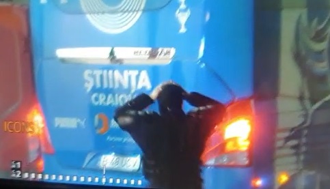 Accident de cascadorii râsului în parcarea din „Ștefan cel Mare”. „Dorel” de la volanul autocarului Universității Craiova a greșit manevra, înaintea meciului cu Dinamo | GALERIE FOTO