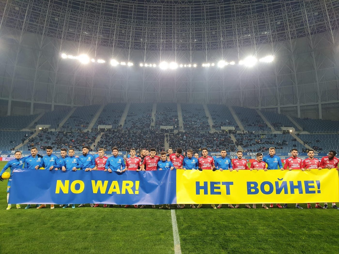 Jucătorii de la Universitatea Craiova și Chindia Târgoviște, mesaj comun de susținere pentru Ucraina după invazia rușilor: „Fără război!”