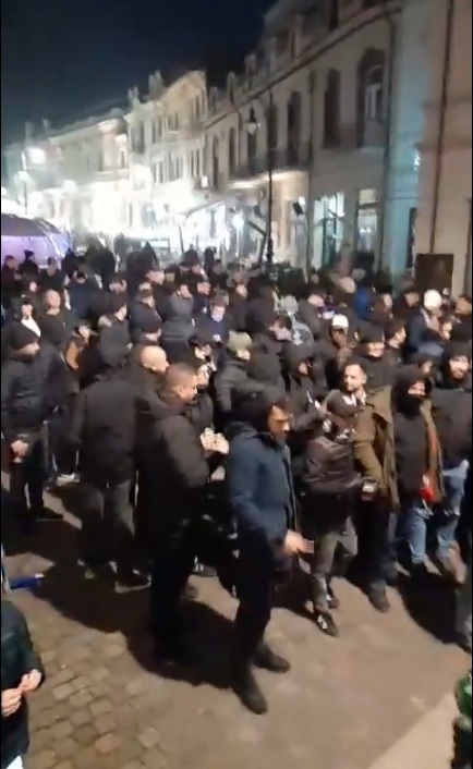 Nebunie în Bănie înainte de Universitatea – FC U! Suporterii, încinși la maxim pe străzile din Craiova | VIDEO