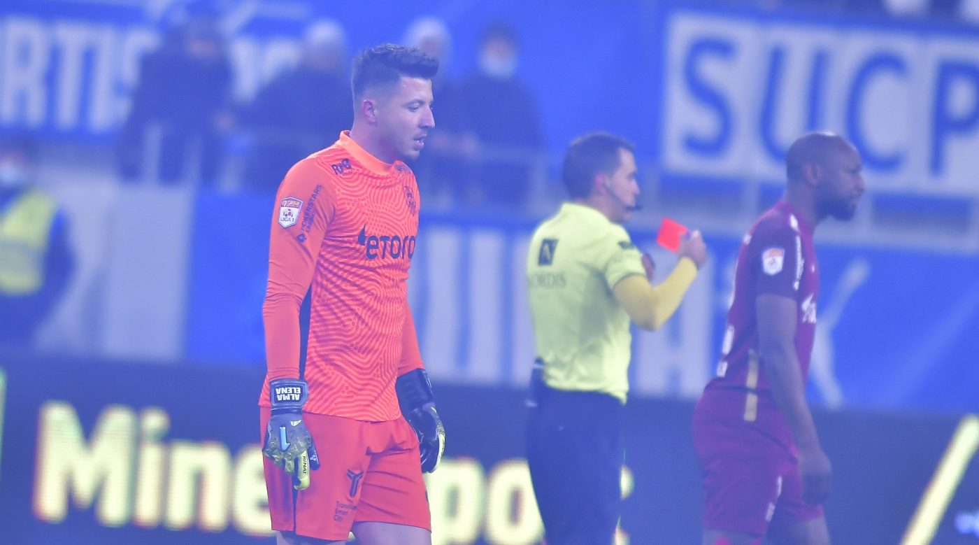 Cristi Bălgrădean îi dă bătăi de cap lui Dan Petrescu, după cartonașul roșu încasat în Universitatea Craiova – CFR Cluj: „Violență, injurii, amenințări!”. Ce riscă portarul campioanei