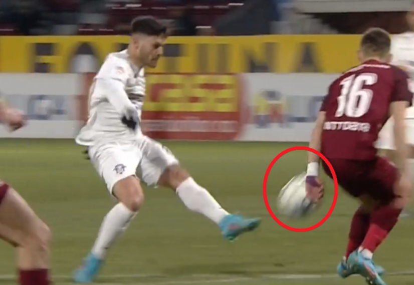 Fază controversată la CFR Cluj – Rapid! Mingea l-a lovit în mână pe un fundaș al ardelenilor, iar giuleștenii au cerut penalty! Decizia centralului i-a enervat pe elevii lui Mihai Iosif