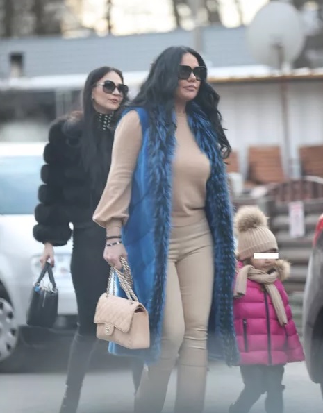 Cum o răsfață Ilie Năstase pe soția lui Ioana! Viața lângă fostul jucător de tenis este un adevărat lux: geanta Chanel de 8.000 de euro a femeii a atras toate privirile!