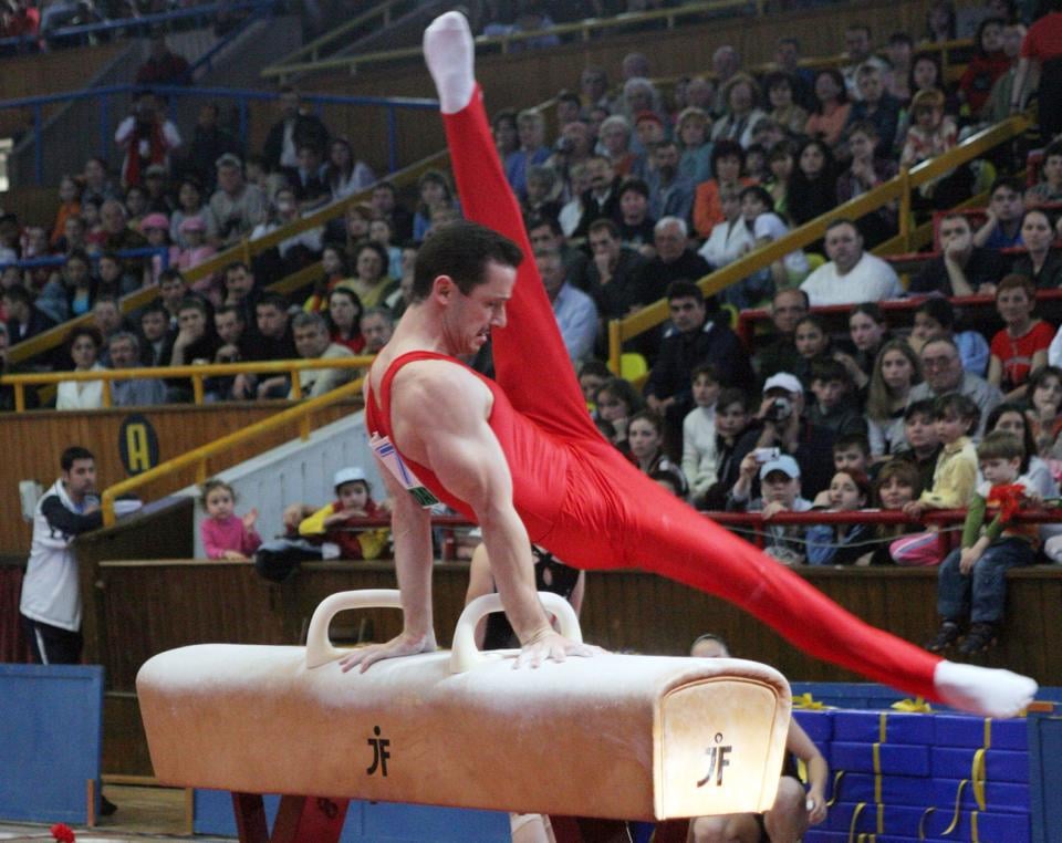 Marius Urzică, singurul campion olimpic din istoria gimnasticii românești, a lucrat la propria imagine. „Mi-am pus 4000 de fire de păr” | EXCLUSIV