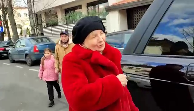 Primele imagini cu Neli, soția lui Mircea Lucescu, după ce antrenorul român a fost prins de bombardamentul lui Vladimir Putin la Kiev: „Țin legătura cu el” | VIDEO
