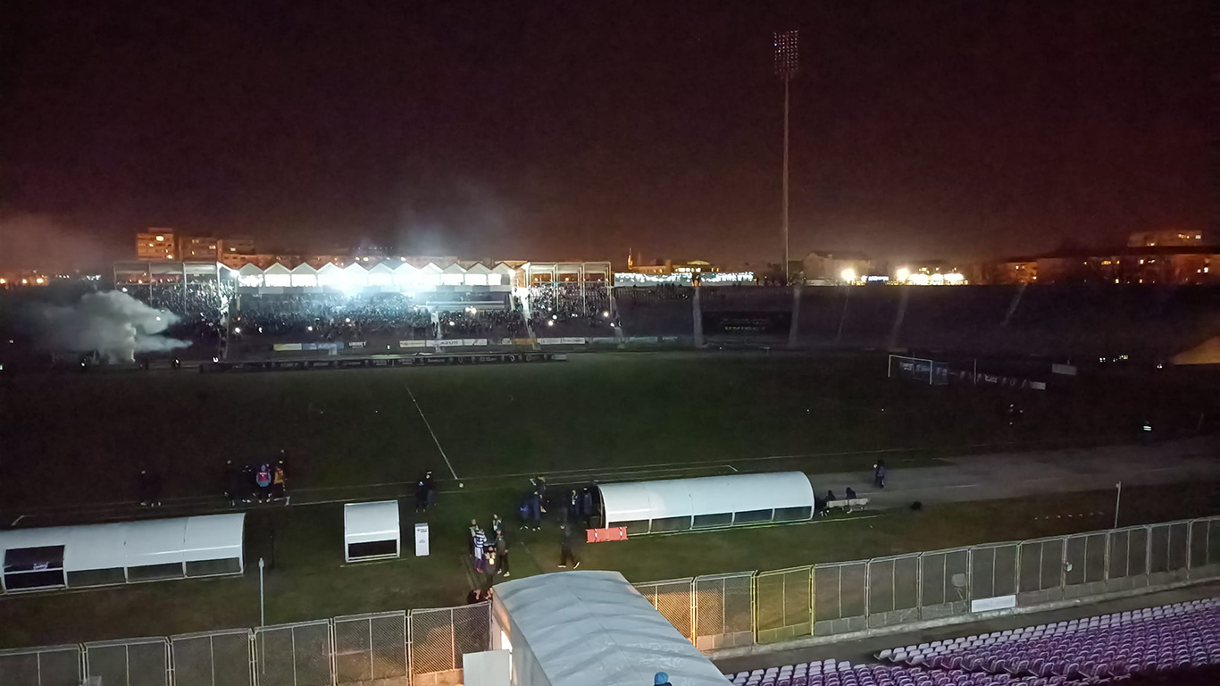Cu ”fruncea” jos! Timișoara s-a făcut de râs în fața țării! Bătrânul stadion ”Dan Păltinișanu” a trădat Politehnica, iar Petrolul va câștiga la ”masa verde” meciul oprit de două ori stingeri a nocturnei