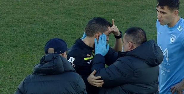 Emoții uriașe pentru Ovidiu Hațegan în primele minute ale meciului FC Voluntari – Sepsi Sfântu Gheorghe! Arbitrul a amețit și a primit îngrijiri medicale | VIDEO