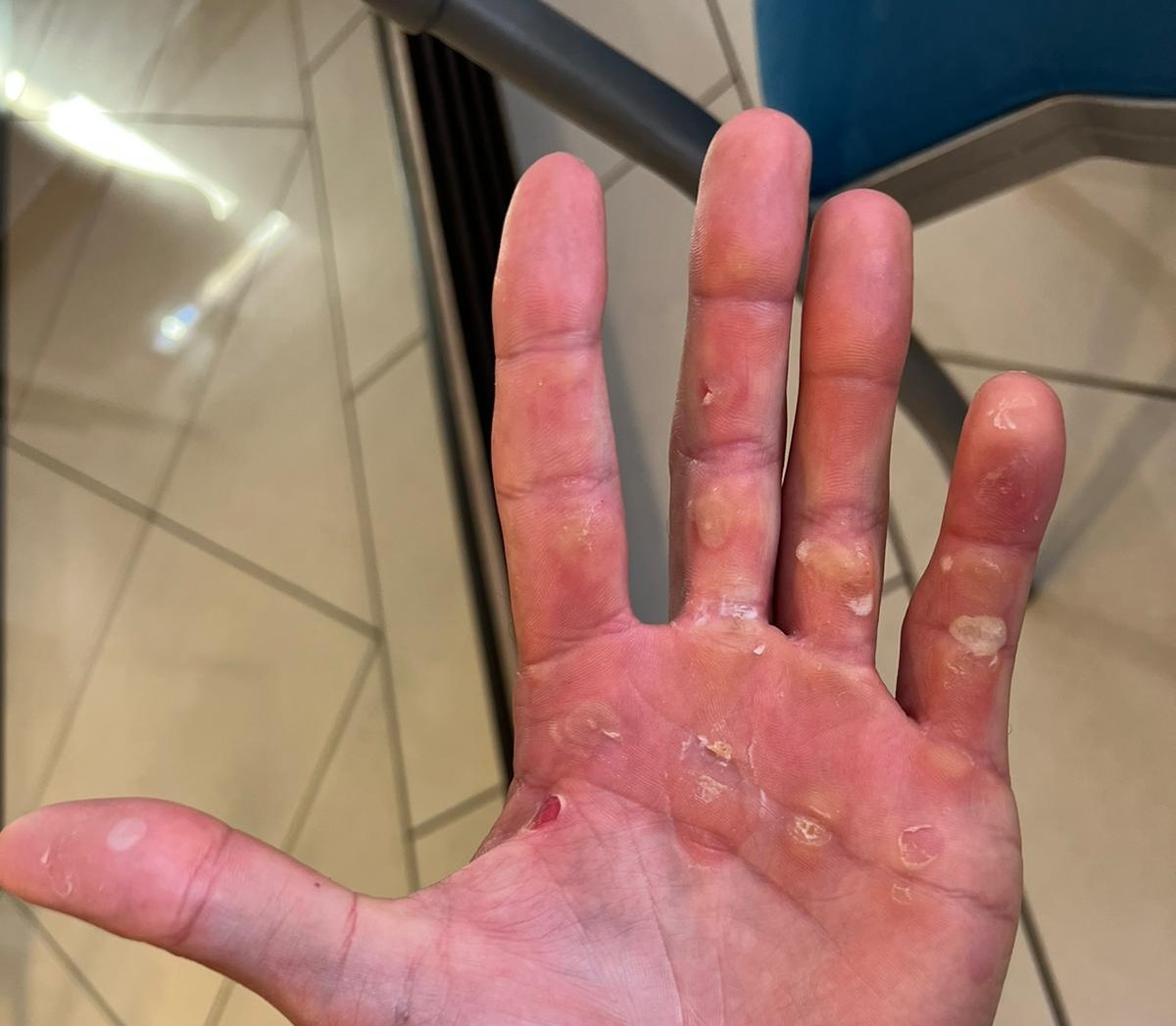 Cum arată palmele unui vicecampion olimpic? Canotorul Ciprian Tudosă se relaxează în cantonamentul din Italia, citind cărți de psihologie în limba engleză | SPECIAL