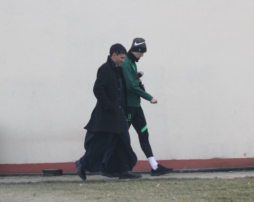 Când va vedea aceste imagini, Gigi Becali va exploda de fericire! Patronul miliardar i-a luat mașină, dar nu de „pește”, iar Tavi Popescu urmează calea credinței: cum a fost fotografiat fotbalistul alături de un preot! FOTO EXCLUSIV