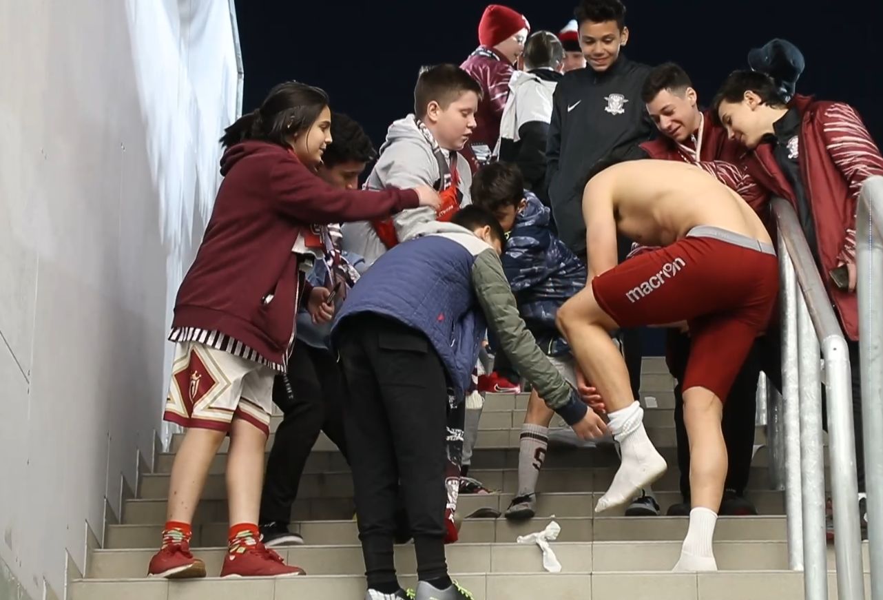 Younes Marzouk, marcatorul unicului gol la inaugurarea Stadionului Rapid, dezbrăcat la piele de copii: „Sportul este despre astfel de emoții!” | VIDEO