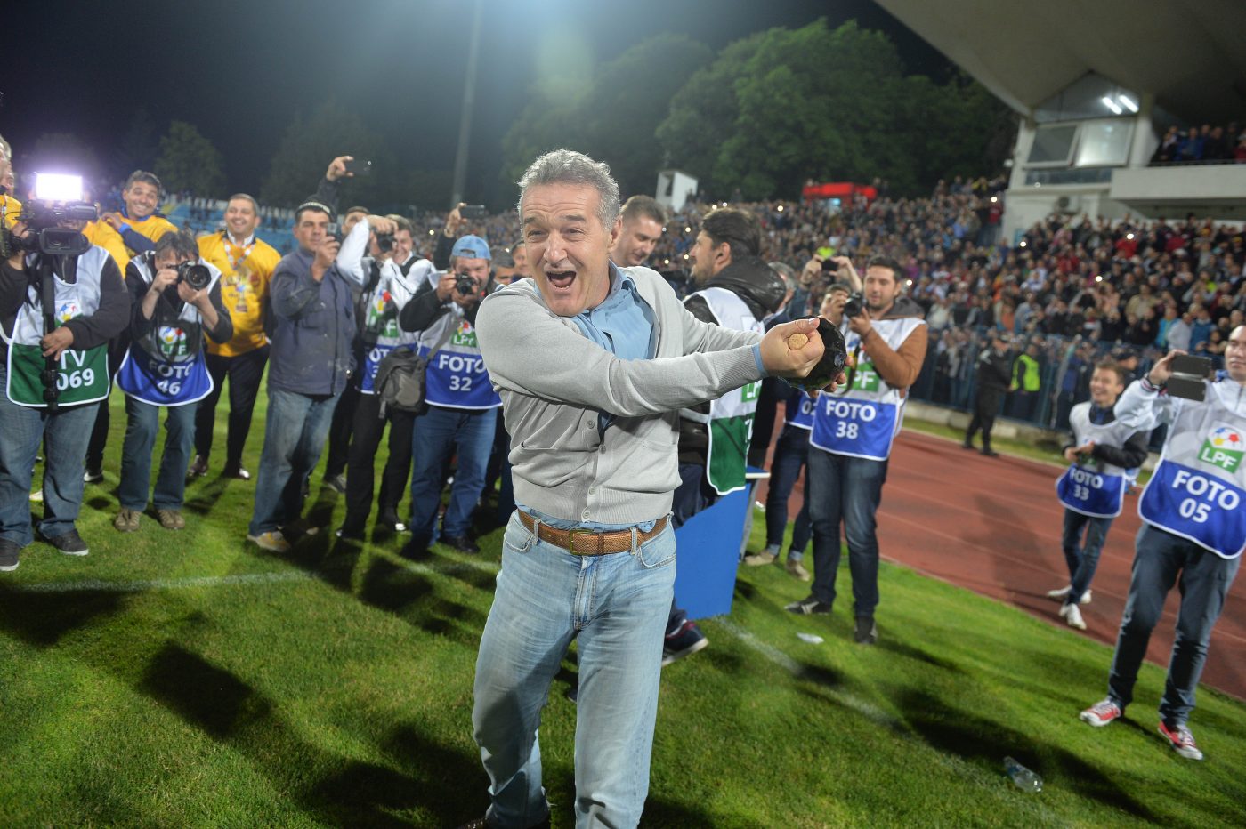 Gigi Becali, surpriză pentru fanii FCSB! Patronul roș-albaștrilor a anunțat că va fi în tribune la meciul cu Anderlecht: „Mă duc ca la teatru”. Câte bilete s-au vândut până acum pentru partida de joi