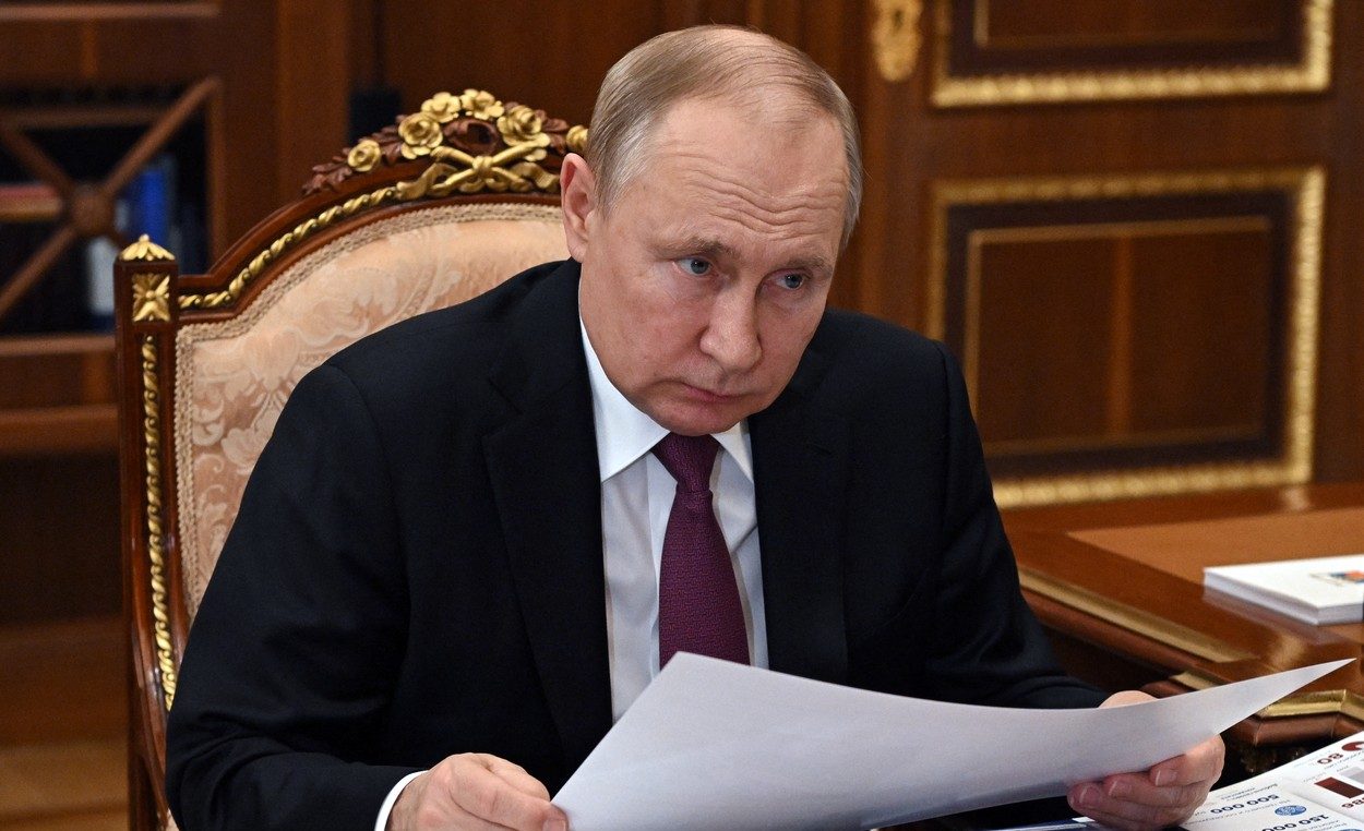 Lovitura care îl zdruncină crunt pe Vladimir Putin vine din Olanda! Firma cu venituri de 279 de miliarde de dolari nu mai cumpără țiței din Rusia!