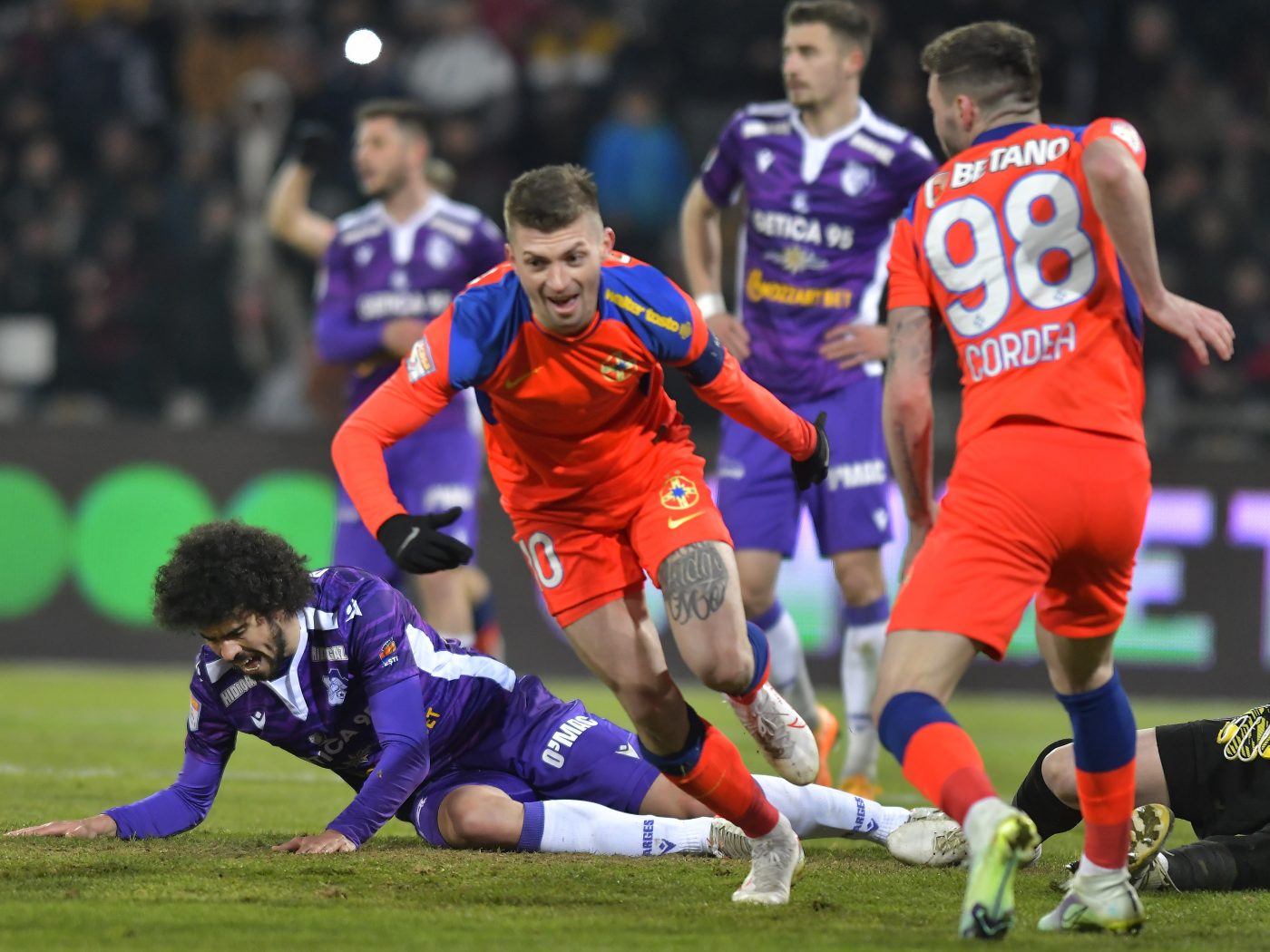 Scandal la Pitești! Contre dure între jucătorii de la FC Argeș și FCSB, după ce gazdele au rămas în zece oameni. De la ce a pornit totul | VIDEO