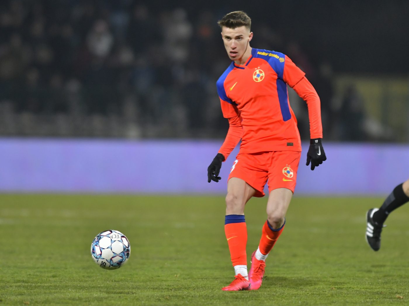 Viorel Moldovan, fermecat de Tavi Popescu: „Plutește cu mingea la picior! Îmi place foarte mult”. Unde mai trebuie să lucreze jucătorul de la FCSB