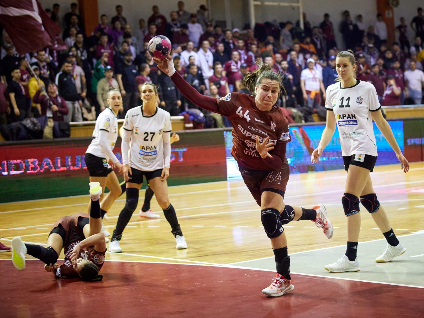 Nebunie în Liga Națională de handbal feminin! Victorii clare pentru Rapid și CSM București. Atmosferă superbă în Giulești! Cum arată clasamentul la vârf