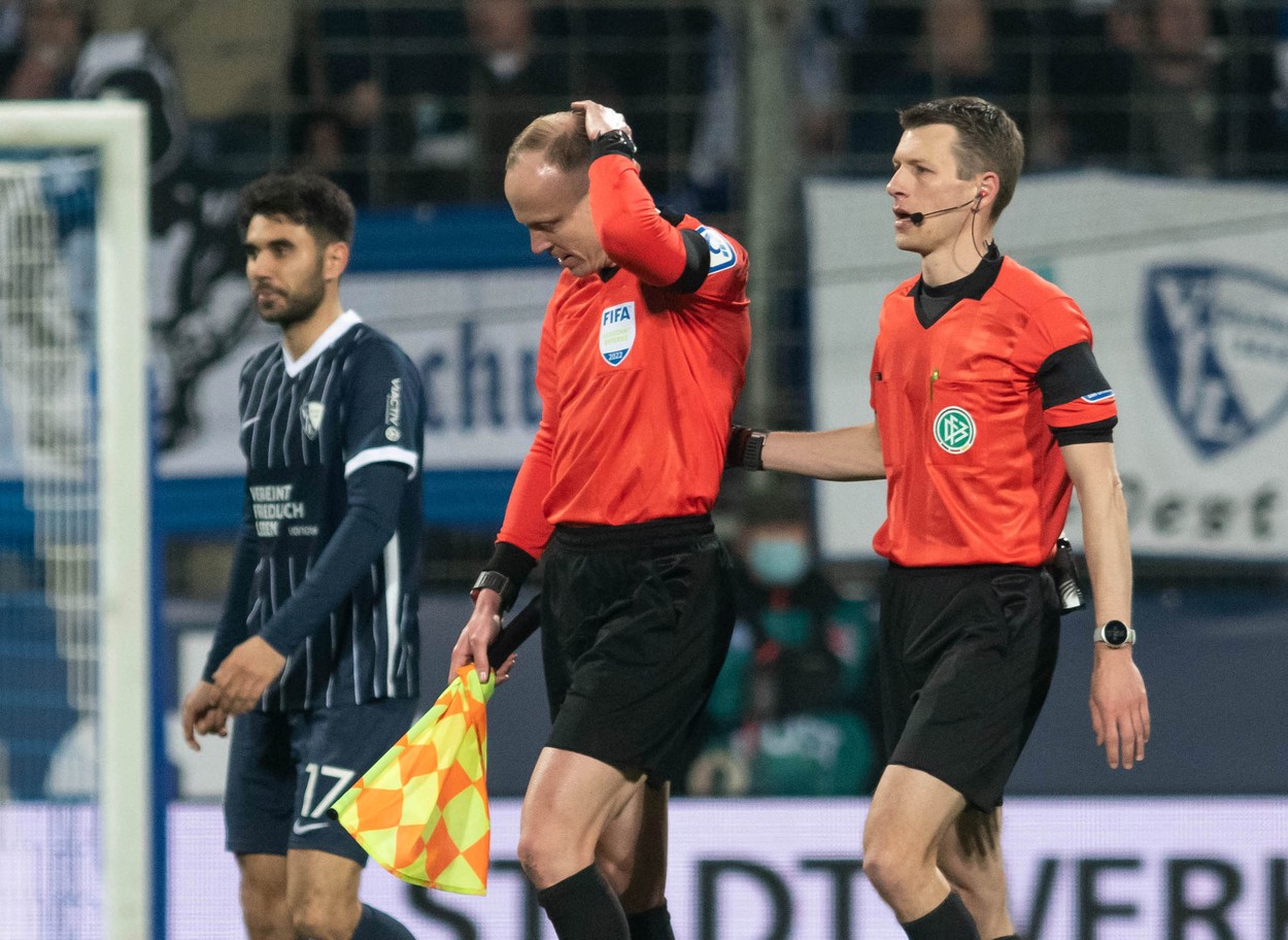 Scandal imens în Bundesliga! Partida de la Bochum, întreruptă definitiv: „Un idiot a aruncat ceva în tușier!”