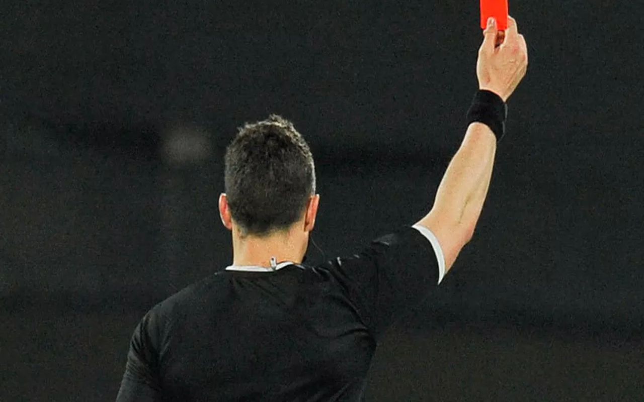 Un fotbalist din Liga 1 le declară război arbitrilor: „Nu mai lupt 100% pentru minge! Intrăm pe gazon cu ideea că jucăm și împotriva lor”