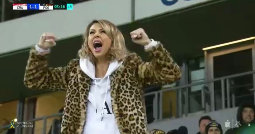 Andreea Hanca a fost șefă de galerie la derby-ul jucat de soțul ei, Sergiu! Blonda a ”explodat” și a fost imediat filmată de toate televiziunile!