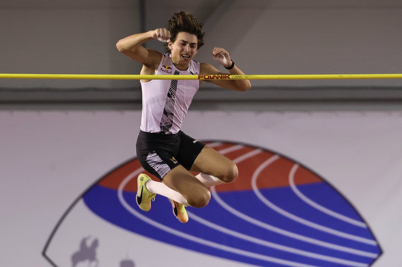 Armand Duplantis continuă să scrie istorie și a reușit un record mondial la săritura cu prăjina în sală! A depășit 6.19 metri într-un salt ireal